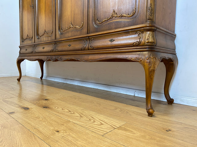 Eleganter und sehr gut erhaltener 60er Jahre Chippendale Schrank in Eiche mit Schubladen I Wohnzimmerschrank Sideboard Highboard Wäscheschrank Kleiderschrank Vintage Barock I