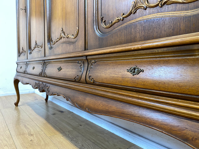 Eleganter und sehr gut erhaltener 60er Jahre Chippendale Schrank in Eiche mit Schubladen I Wohnzimmerschrank Sideboard Highboard Wäscheschrank Kleiderschrank Vintage Barock I