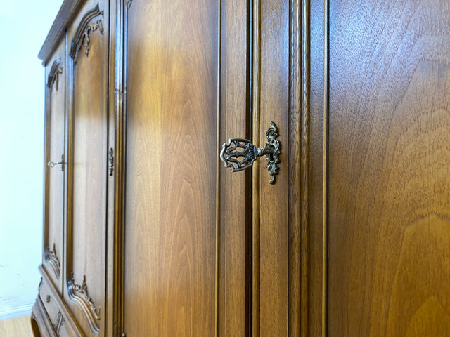 Eleganter und sehr gut erhaltener 60er Jahre Chippendale Schrank in Eiche mit Schubladen I Wohnzimmerschrank Sideboard Highboard Wäscheschrank Kleiderschrank Vintage Barock I