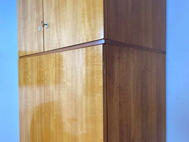 Stilvoller und perfekt aufgeteilter Vintage Kleiderschrank mit Aufsatz und Schubladen I Schrank Schlafzimmerschrank Wäscheschrank Wardrobe Retro Mid-Century 60er 70er I