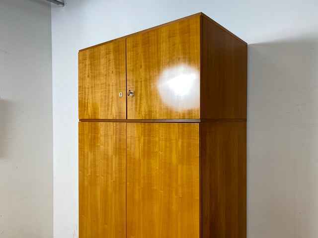 Stilvoller und perfekt aufgeteilter Vintage Kleiderschrank mit Aufsatz und Schubladen I Schrank Schlafzimmerschrank Wäscheschrank Wardrobe Retro Mid-Century 60er 70er I
