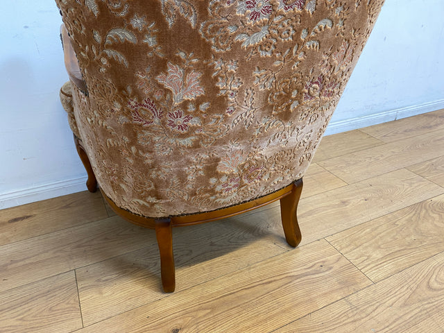 Wunderschöner Chippendale Sessel mit handverziertem Holzrahmen, samtartigem Altrosa Brokat Bezug & Federkern I Lesesessel Ohrensessel Sitzgarnitur Barock Vintage Stilmöbel I