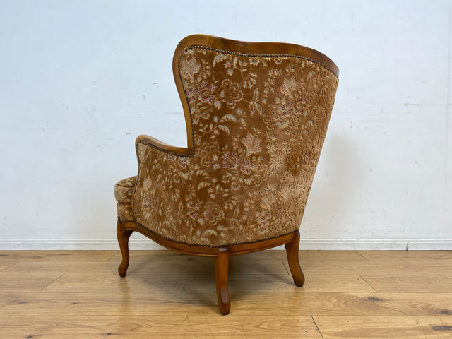 Wunderschöner Chippendale Sessel mit handverziertem Holzrahmen, samtartigem Altrosa Brokat Bezug & Federkern I Lesesessel Ohrensessel Sitzgarnitur Barock Vintage Stilmöbel I
