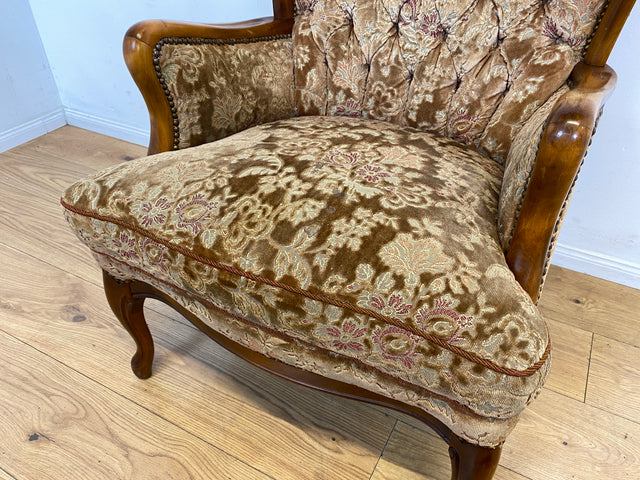 Wunderschöner Chippendale Sessel mit handverziertem Holzrahmen, samtartigem Altrosa Brokat Bezug & Federkern I Lesesessel Ohrensessel Sitzgarnitur Barock Vintage Stilmöbel I