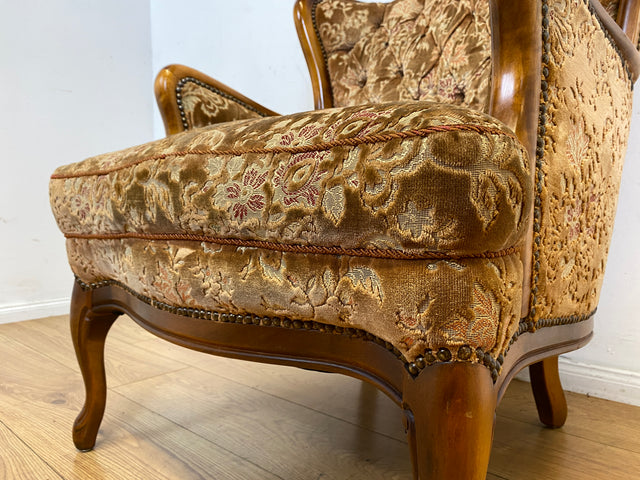 Wunderschöner Chippendale Sessel mit handverziertem Holzrahmen, samtartigem Altrosa Brokat Bezug & Federkern I Lesesessel Ohrensessel Sitzgarnitur Barock Vintage Stilmöbel I