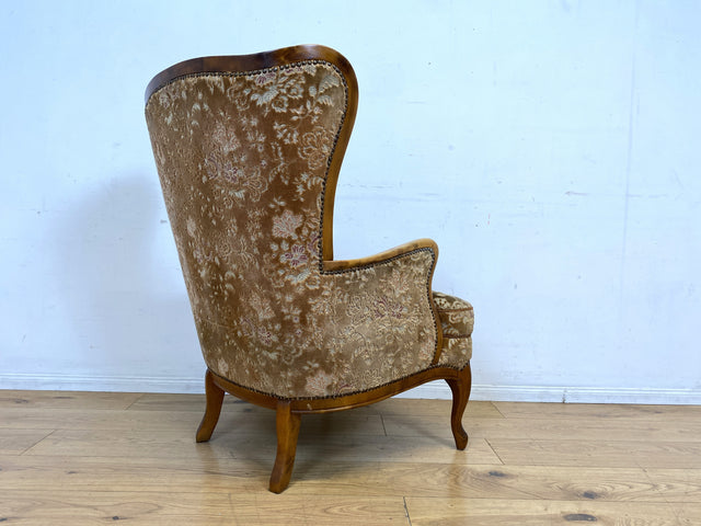 Wunderschöner Chippendale Sessel mit handverziertem Holzrahmen, samtartigem Altrosa Brokat Bezug & Federkern I Lesesessel Ohrensessel Sitzgarnitur Barock Vintage Stilmöbel I