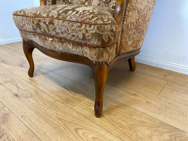 Wunderschöner Chippendale Sessel mit handverziertem Holzrahmen, samtartigem Altrosa Brokat Bezug & Federkern I Lesesessel Ohrensessel Sitzgarnitur Barock Vintage Stilmöbel I