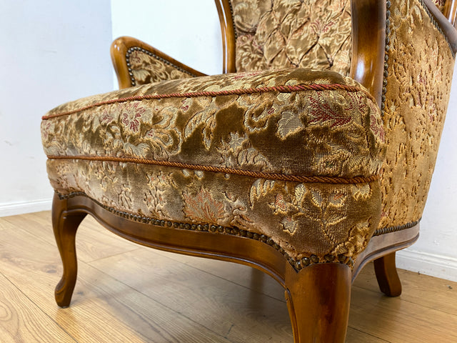 Wunderschöner Chippendale Sessel mit handverziertem Holzrahmen, samtartigem Altrosa Brokat Bezug & Federkern I Lesesessel Ohrensessel Sitzgarnitur Barock Vintage Stilmöbel I