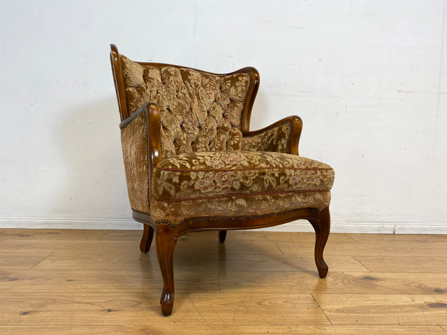 Wunderschöner Chippendale Sessel mit handverziertem Holzrahmen, samtartigem Altrosa Brokat Bezug & Federkern I Lesesessel Ohrensessel Sitzgarnitur Barock Vintage Stilmöbel I