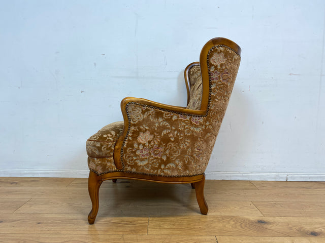 Wunderschöner Chippendale Sessel mit handverziertem Holzrahmen, samtartigem Altrosa Brokat Bezug & Federkern I Lesesessel Ohrensessel Sitzgarnitur Barock Vintage Stilmöbel I