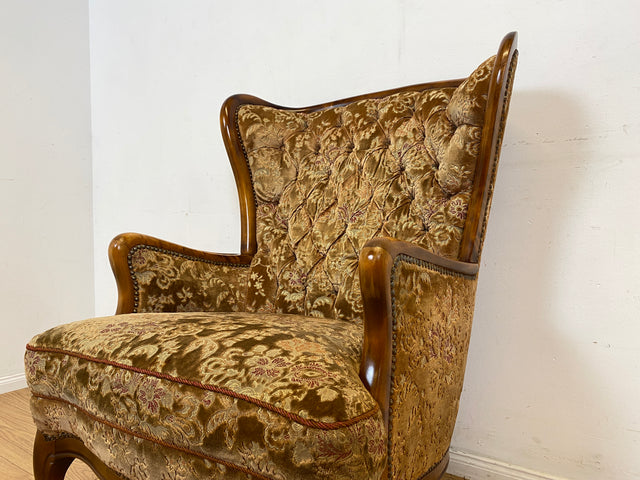 Wunderschöner Chippendale Sessel mit handverziertem Holzrahmen, samtartigem Altrosa Brokat Bezug & Federkern I Lesesessel Ohrensessel Sitzgarnitur Barock Vintage Stilmöbel I