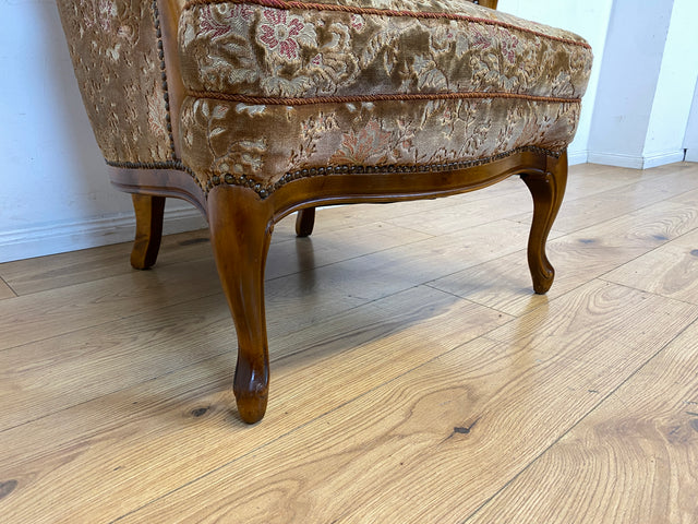 Wunderschöner Chippendale Sessel mit handverziertem Holzrahmen, samtartigem Altrosa Brokat Bezug & Federkern I Lesesessel Ohrensessel Sitzgarnitur Barock Vintage Stilmöbel I
