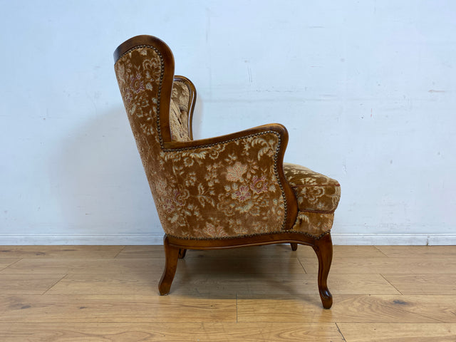Wunderschöner Chippendale Sessel mit handverziertem Holzrahmen, samtartigem Altrosa Brokat Bezug & Federkern I Lesesessel Ohrensessel Sitzgarnitur Barock Vintage Stilmöbel I