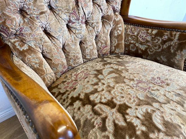Wunderschöner Chippendale Sessel mit handverziertem Holzrahmen, samtartigem Altrosa Brokat Bezug & Federkern I Lesesessel Ohrensessel Sitzgarnitur Barock Vintage Stilmöbel I