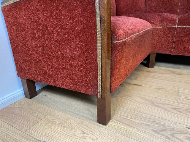 WMK I Schönes und gemütliches rotes 30er Jahre Art Deco Ecksofa mit Holzlehnen und intaktem Federkern