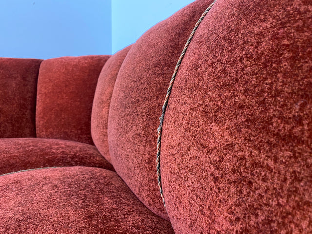 WMK I Schönes und gemütliches rotes 30er Jahre Art Deco Ecksofa mit Holzlehnen und intaktem Federkern