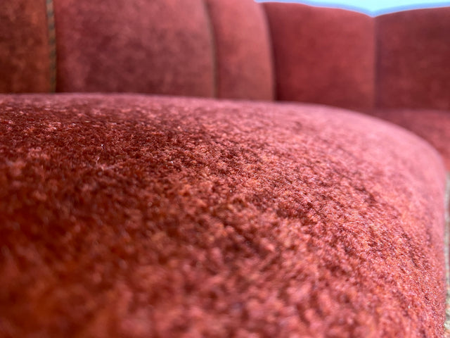 WMK I Schönes und gemütliches rotes 30er Jahre Art Deco Ecksofa mit Holzlehnen und intaktem Federkern