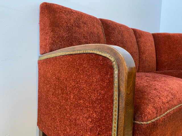WMK I Schönes und gemütliches rotes 30er Jahre Art Deco Ecksofa mit Holzlehnen und intaktem Federkern