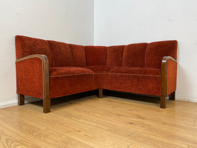 WMK I Schönes und gemütliches rotes 30er Jahre Art Deco Ecksofa mit Holzlehnen und intaktem Federkern
