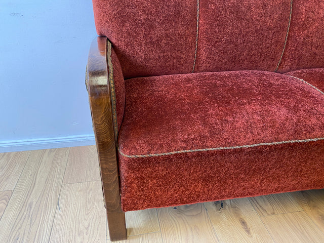WMK I Schönes und gemütliches rotes 30er Jahre Art Deco Ecksofa mit Holzlehnen und intaktem Federkern