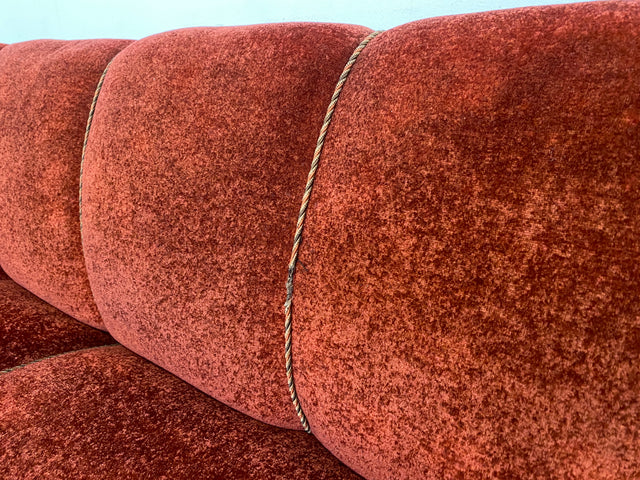 WMK I Schönes und gemütliches rotes 30er Jahre Art Deco Ecksofa mit Holzlehnen und intaktem Federkern