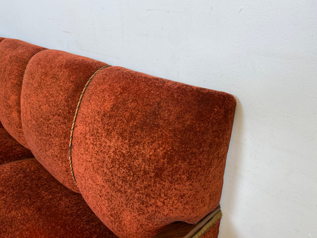 WMK I Schönes und gemütliches rotes 30er Jahre Art Deco Ecksofa mit Holzlehnen und intaktem Federkern