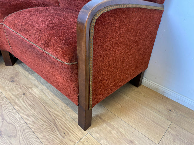 WMK I Schönes und gemütliches rotes 30er Jahre Art Deco Ecksofa mit Holzlehnen und intaktem Federkern