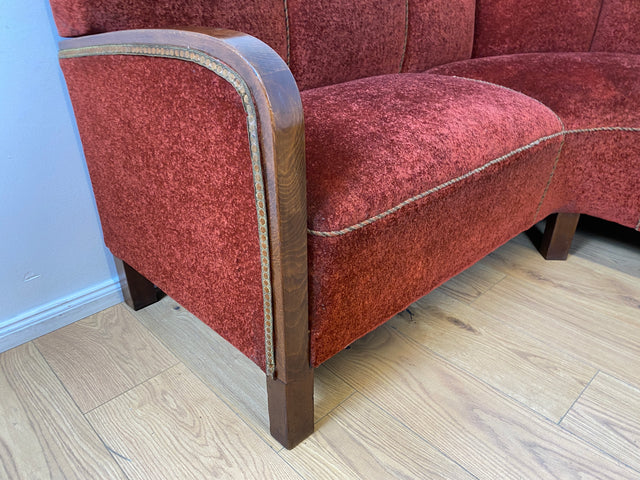 WMK I Schönes und gemütliches rotes 30er Jahre Art Deco Ecksofa mit Holzlehnen und intaktem Federkern