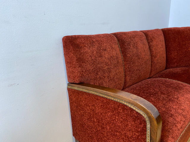 WMK I Schönes und gemütliches rotes 30er Jahre Art Deco Ecksofa mit Holzlehnen und intaktem Federkern