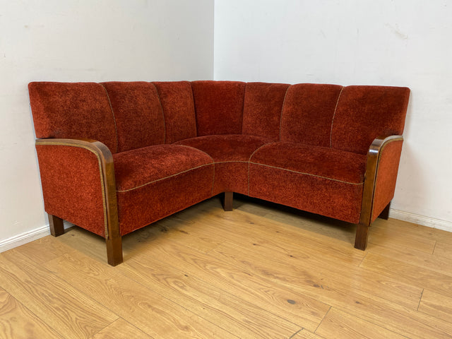WMK I Schönes und gemütliches rotes 30er Jahre Art Deco Ecksofa mit Holzlehnen und intaktem Federkern
