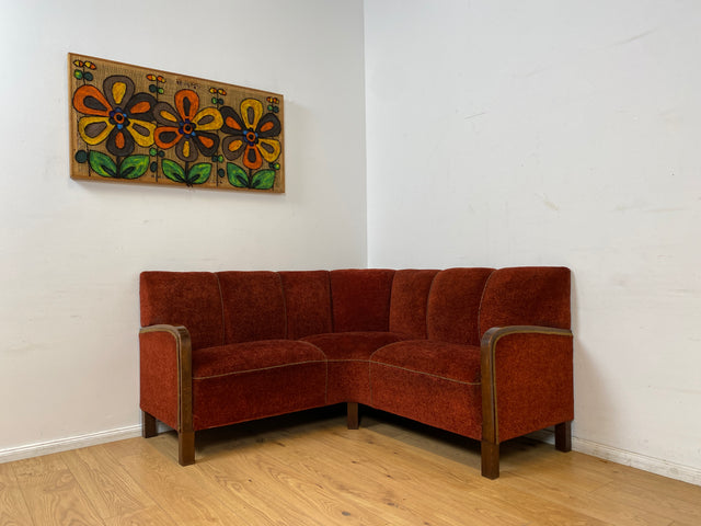 WMK I Schönes und gemütliches rotes 30er Jahre Art Deco Ecksofa mit Holzlehnen und intaktem Federkern