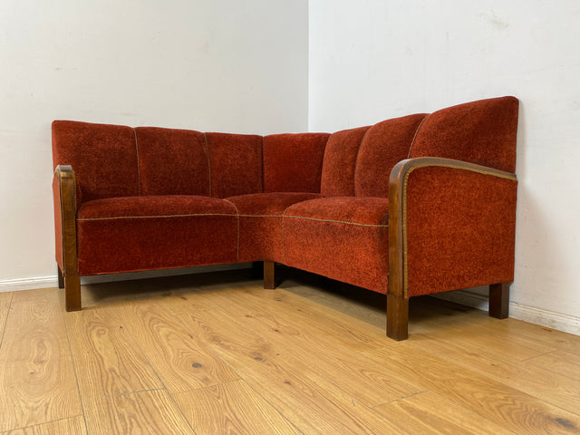 WMK I Schönes und gemütliches rotes 30er Jahre Art Deco Ecksofa mit Holzlehnen und intaktem Federkern
