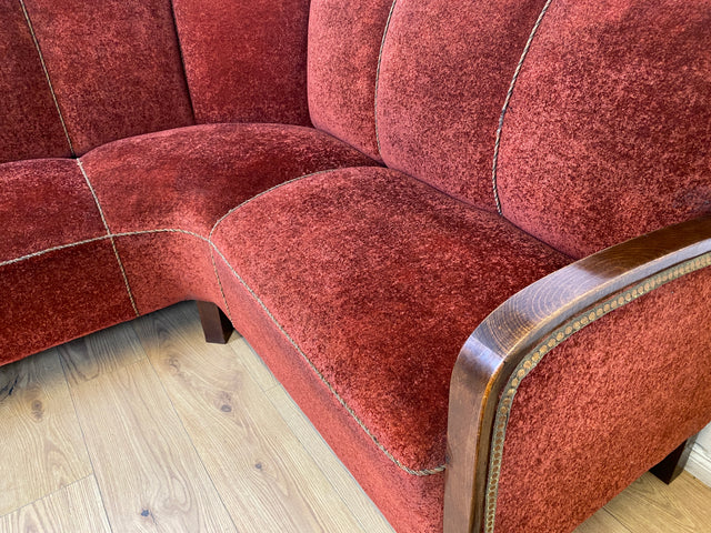 WMK I Schönes und gemütliches rotes 30er Jahre Art Deco Ecksofa mit Holzlehnen und intaktem Federkern