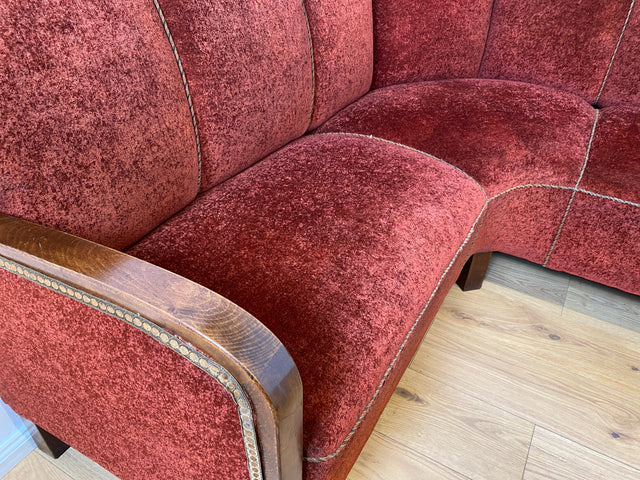 WMK I Schönes und gemütliches rotes 30er Jahre Art Deco Ecksofa mit Holzlehnen und intaktem Federkern