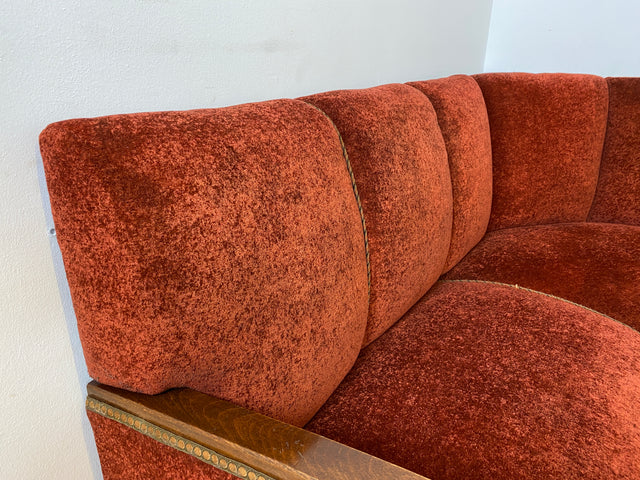 WMK I Schönes und gemütliches rotes 30er Jahre Art Deco Ecksofa mit Holzlehnen und intaktem Federkern