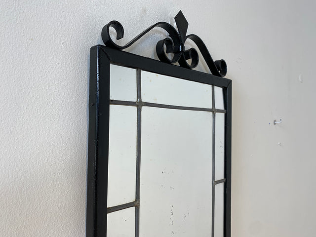 WMK I Handgefertigter 60er Jahre Wandspiegel im antiken Stil mit schwarzem Metallrahmen, Schmiedeeisen Krone & bleiverglastem Spiegel I Eisenspiegel Landhaus Garderobe Art Deco Vintage Berlin Bayern