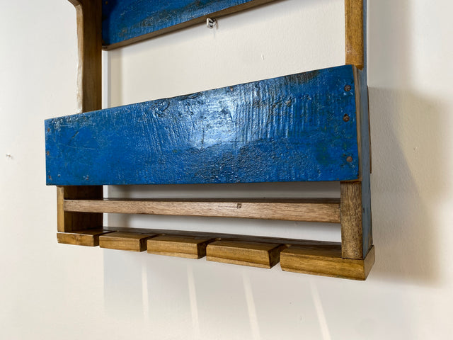 Boatwood by WMK # 1/2 Praktisches Wandweinregal für 4 Flaschen & 4 Gläser, ein aus altem Bootsholz handgefertigtes Unikat in Originalfarben # Weinregal Flaschenregal Wine Rack Gläserschiene Wandregal