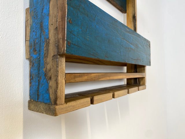 Boatwood by WMK # 1/2 Praktisches Wandweinregal für 4 Flaschen & 4 Gläser, ein aus altem Bootsholz handgefertigtes Unikat in Originalfarben # Weinregal Flaschenregal Wine Rack Gläserschiene Wandregal