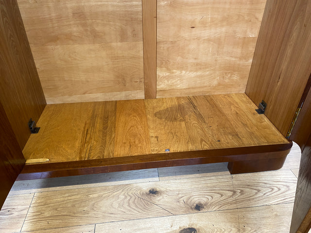 Formschöner und perfekt aufgeteilter 50er Jahre Kleiderschrank aus vollem Holz mit Schublade I Schrank Schlafzimmerschrank Wäscheschrank Wardrobe Antik Vintage 60er I