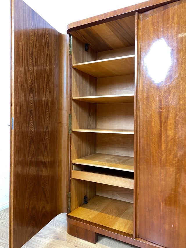 Formschöner und perfekt aufgeteilter 50er Jahre Kleiderschrank aus vollem Holz mit Schublade I Schrank Schlafzimmerschrank Wäscheschrank Wardrobe Antik Vintage 60er I