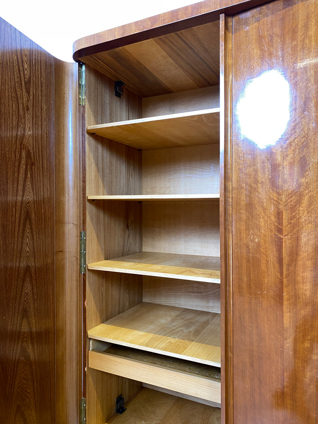 Formschöner und perfekt aufgeteilter 50er Jahre Kleiderschrank aus vollem Holz mit Schublade I Schrank Schlafzimmerschrank Wäscheschrank Wardrobe Antik Vintage 60er I