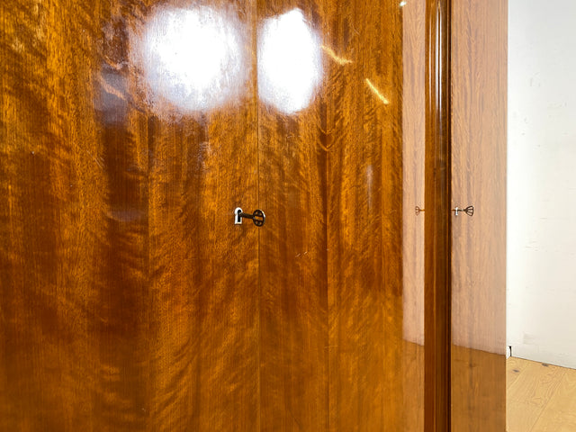 Formschöner und perfekt aufgeteilter 50er Jahre Kleiderschrank aus vollem Holz mit Schublade I Schrank Schlafzimmerschrank Wäscheschrank Wardrobe Antik Vintage 60er I