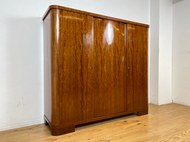 Formschöner und perfekt aufgeteilter 50er Jahre Kleiderschrank aus vollem Holz mit Schublade I Schrank Schlafzimmerschrank Wäscheschrank Wardrobe Antik Vintage 60er I