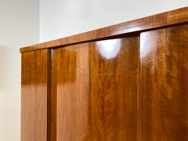 Formschöner und perfekt aufgeteilter 50er Jahre Kleiderschrank aus vollem Holz mit Schublade I Schrank Schlafzimmerschrank Wäscheschrank Wardrobe Antik Vintage 60er I