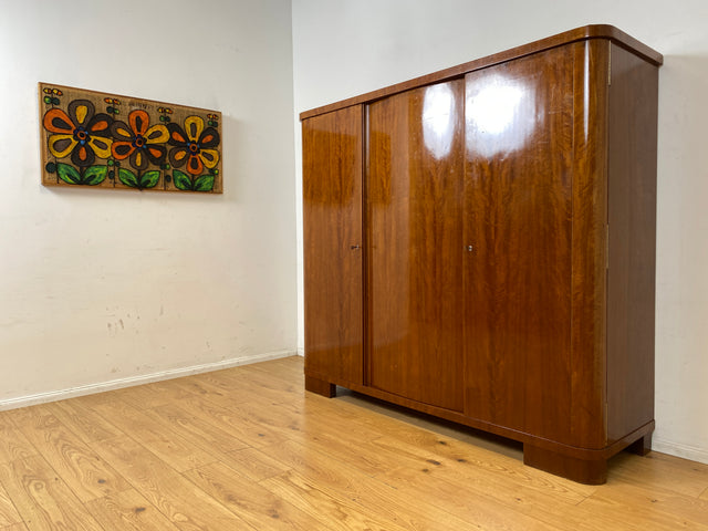 Formschöner und perfekt aufgeteilter 50er Jahre Kleiderschrank aus vollem Holz mit Schublade I Schrank Schlafzimmerschrank Wäscheschrank Wardrobe Antik Vintage 60er I