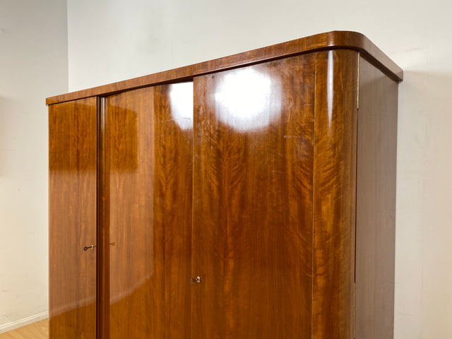Formschöner und perfekt aufgeteilter 50er Jahre Kleiderschrank aus vollem Holz mit Schublade I Schrank Schlafzimmerschrank Wäscheschrank Wardrobe Antik Vintage 60er I