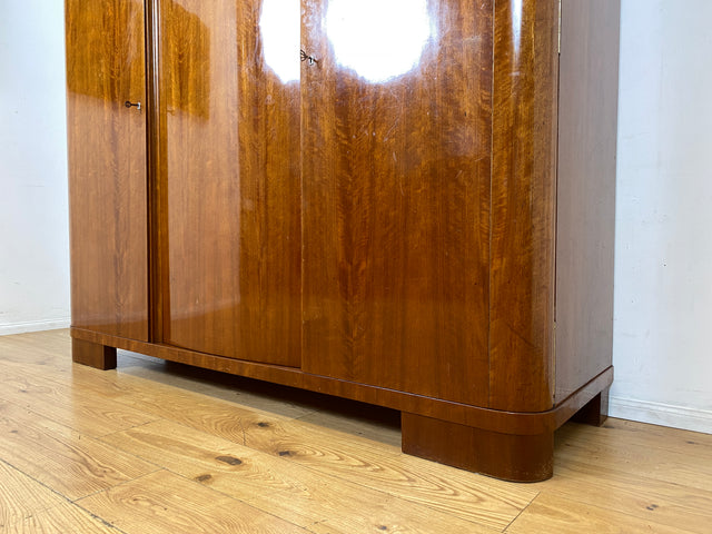 Formschöner und perfekt aufgeteilter 50er Jahre Kleiderschrank aus vollem Holz mit Schublade I Schrank Schlafzimmerschrank Wäscheschrank Wardrobe Antik Vintage 60er I