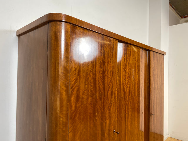 Formschöner und perfekt aufgeteilter 50er Jahre Kleiderschrank aus vollem Holz mit Schublade I Schrank Schlafzimmerschrank Wäscheschrank Wardrobe Antik Vintage 60er I