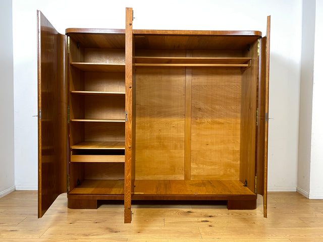 Formschöner und perfekt aufgeteilter 50er Jahre Kleiderschrank aus vollem Holz mit Schublade I Schrank Schlafzimmerschrank Wäscheschrank Wardrobe Antik Vintage 60er I