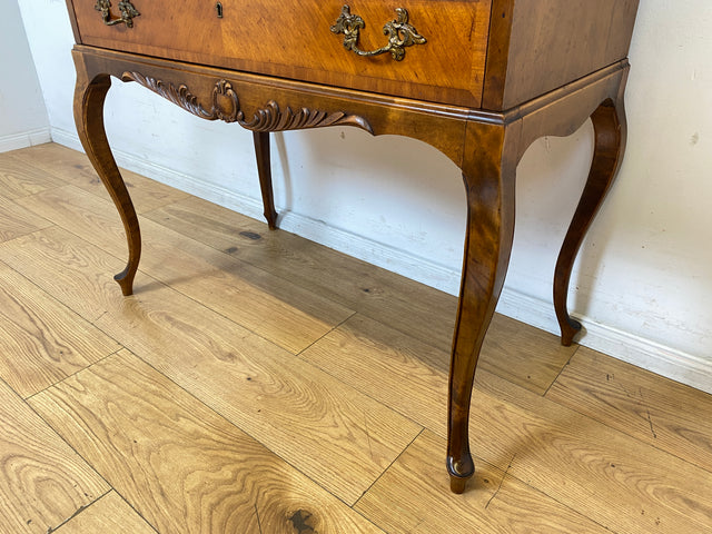 Eleganter 60er Jahre Massivholz Sekretär in antikem Stil mit ausziehbarer Schreibplatte und edlen Messingbeschlägen I Schreibsekretär Zylindersekretär Schreibschrank Schreibtisch Barock Vintage I